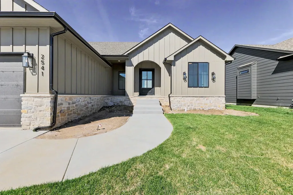 2541 N Bluestone Street Andover KS 67002
