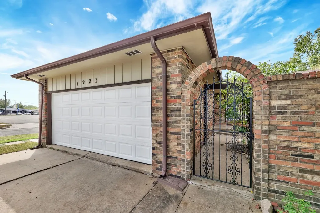 1221 S Governeour Road Wichita KS 67207