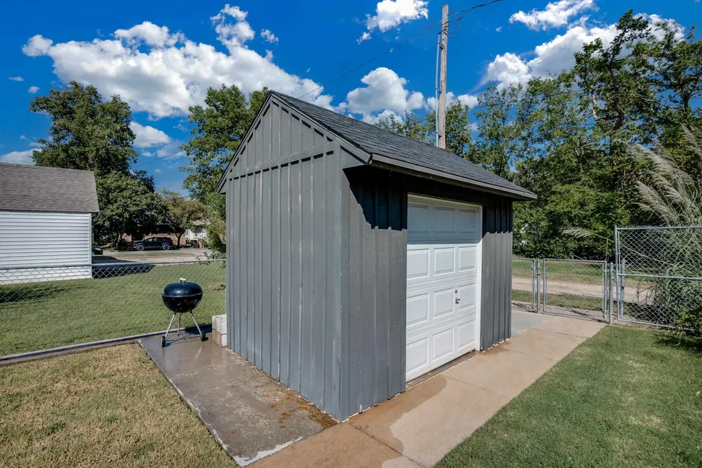 910 N Walnut Street Hutchinson KS 67501