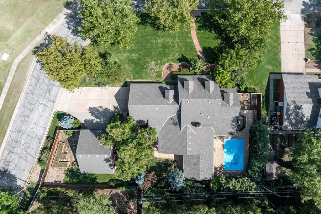 689 N Broadmoor Wichita KS 67206
