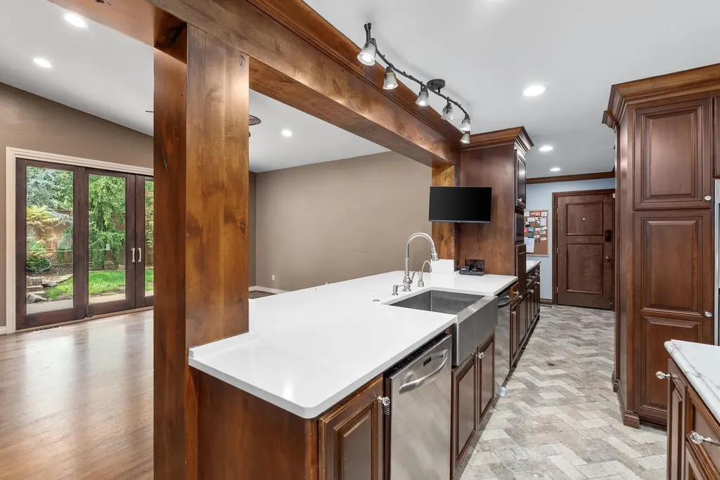 689 N Broadmoor Wichita KS 67206