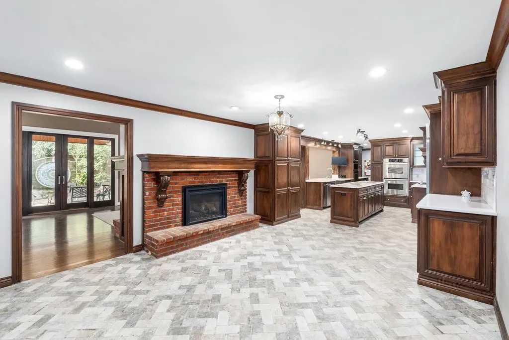 689 N Broadmoor Wichita KS 67206