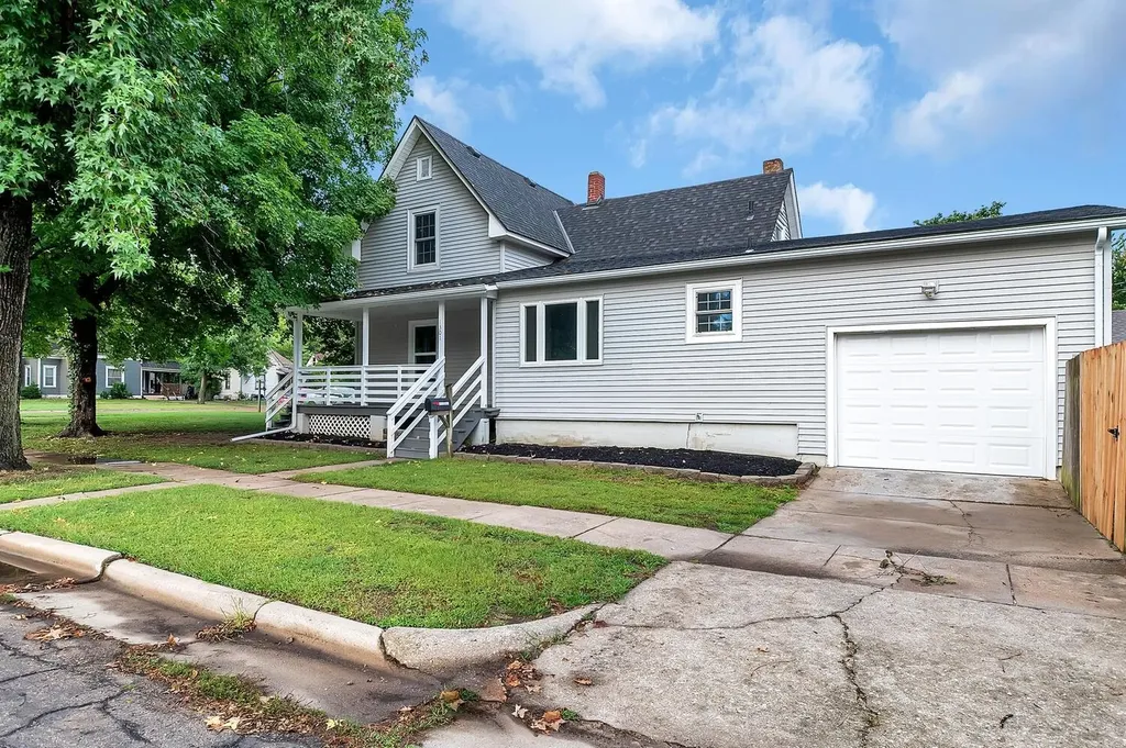 1301 E 11th Avenue Winfield KS 67156