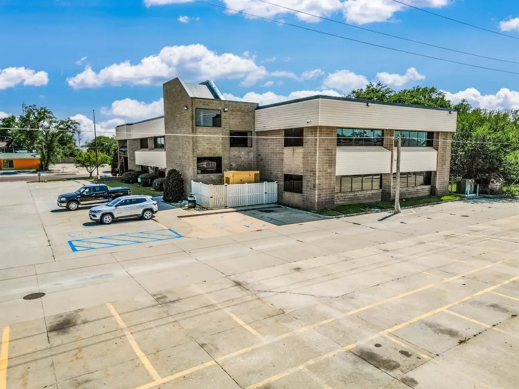 500 W 1st Avenue Hutchinson KS 67501