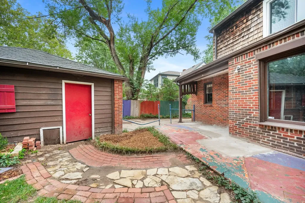 121 N Parkwood Lane Wichita KS 67208