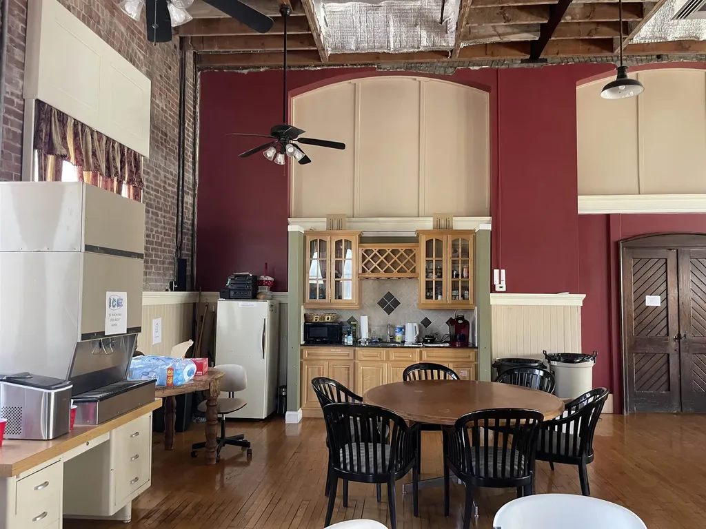 725 N Main Street Newton KS 67114