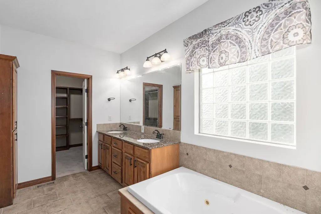 1007 S Lynnrae Wichita KS 67207