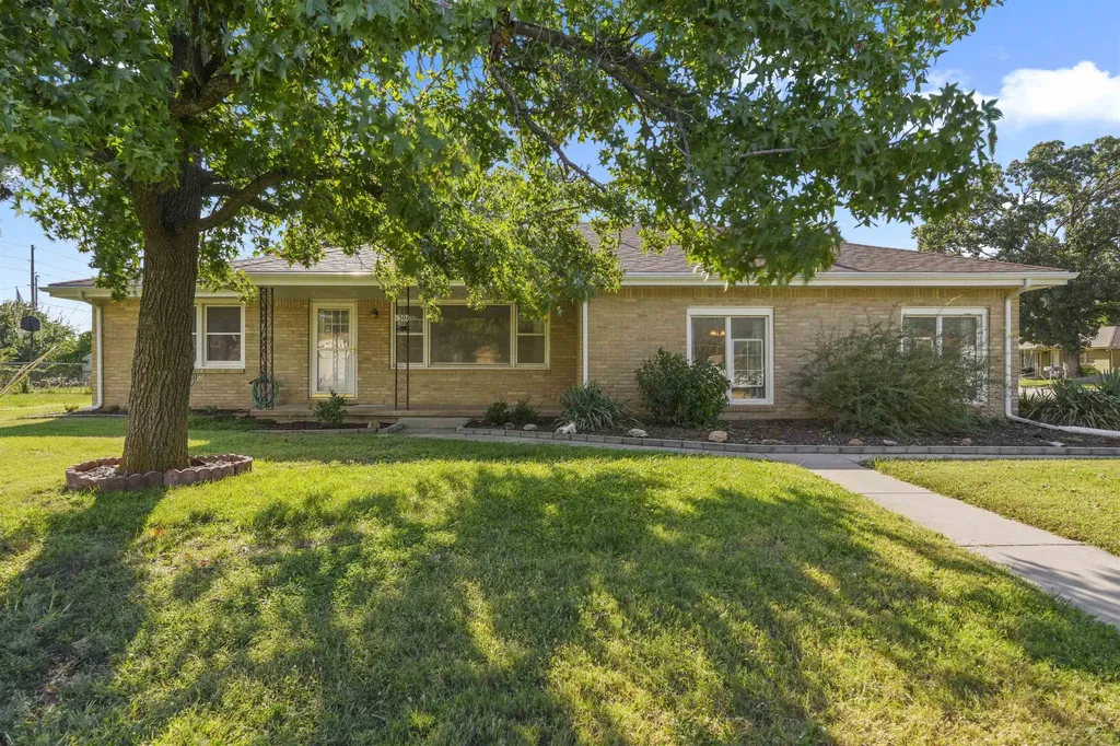 1301 Allison Street Newton KS 67114