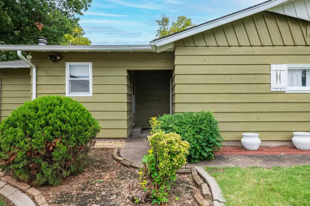 802 S Eastmoor Wichita KS 67206