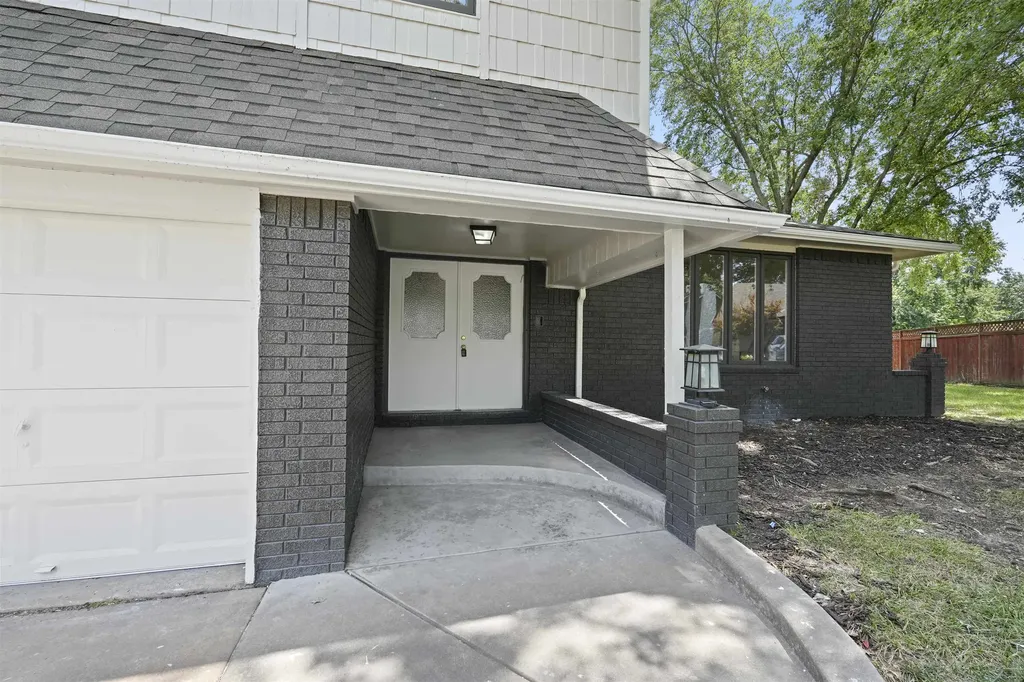 1534 N Valleyview Court Wichita KS 67212