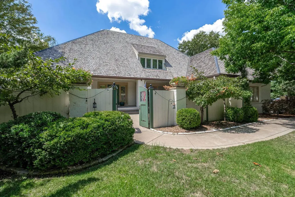 8803 E Clubside Wichita KS 67206