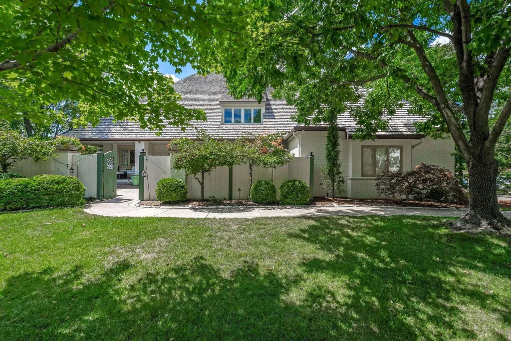 8803 E Clubside Wichita KS 67206