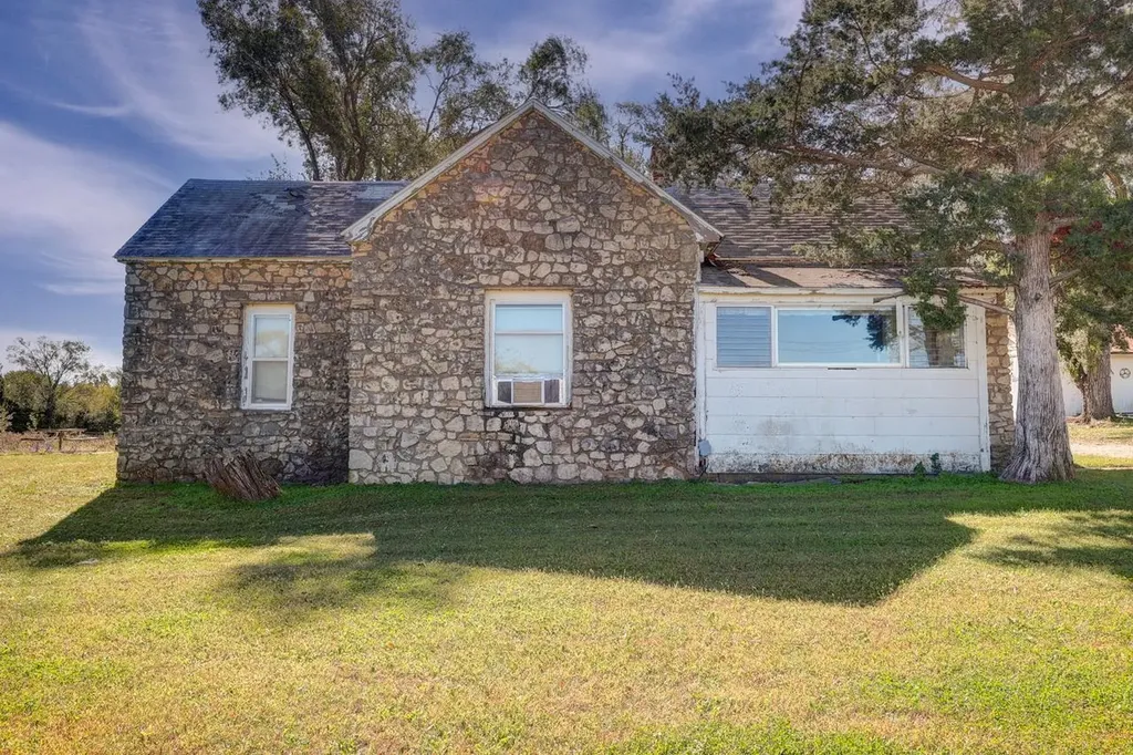 121 W 33rd Avenue Winfield KS 67156