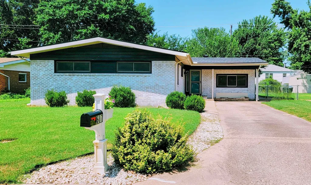 607 Charles Avenue Mulvane KS 67110