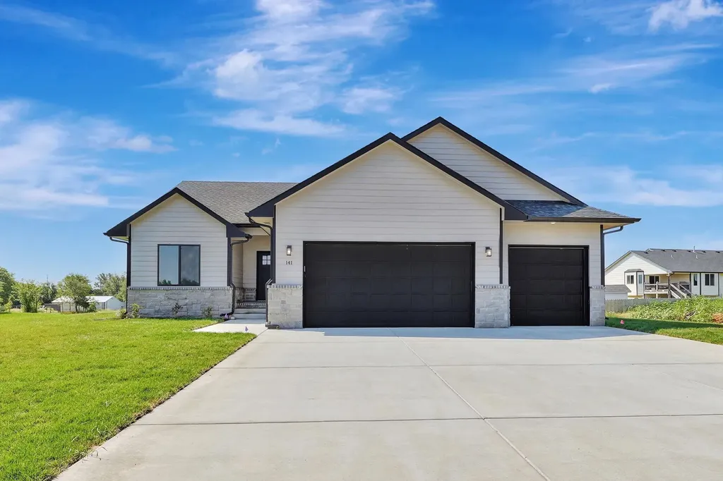 141 E Poplar Circle Goddard KS 67052