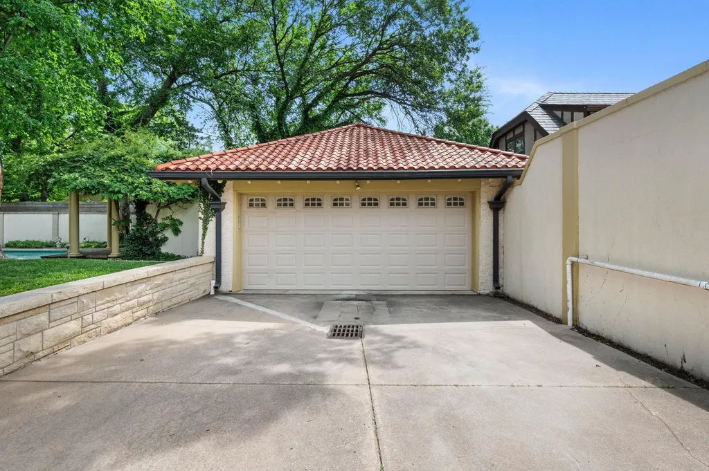 334 N Crestway Wichita KS 67208