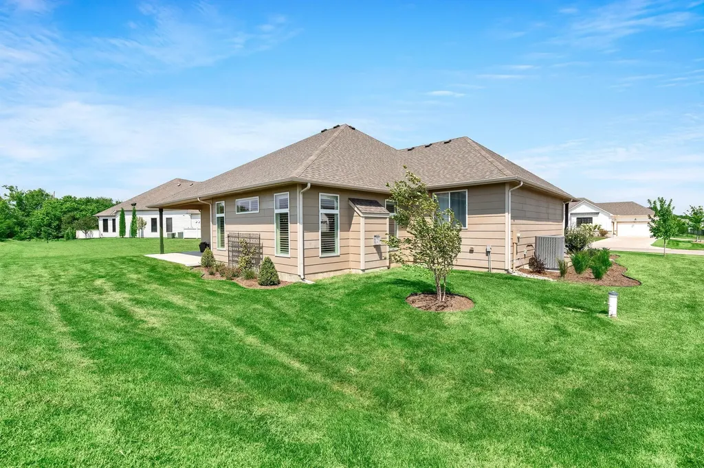 1611 N Shadow Rock Drive Andover KS 67002
