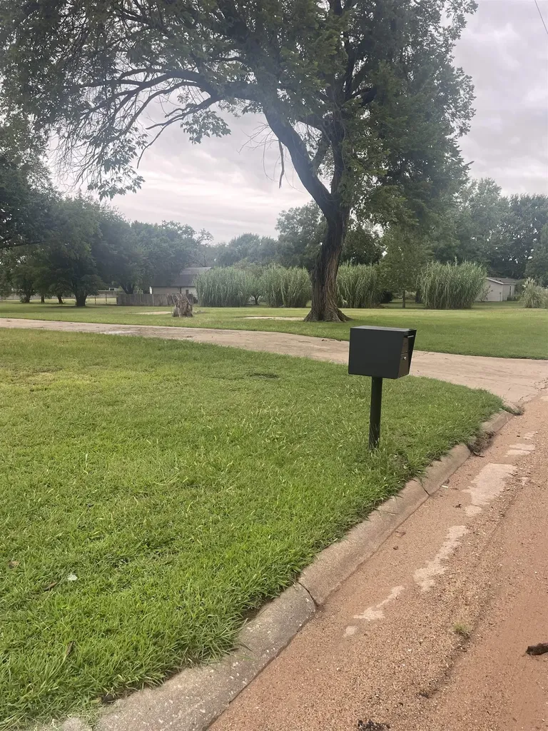 905 E 8th Street Harper KS 67058