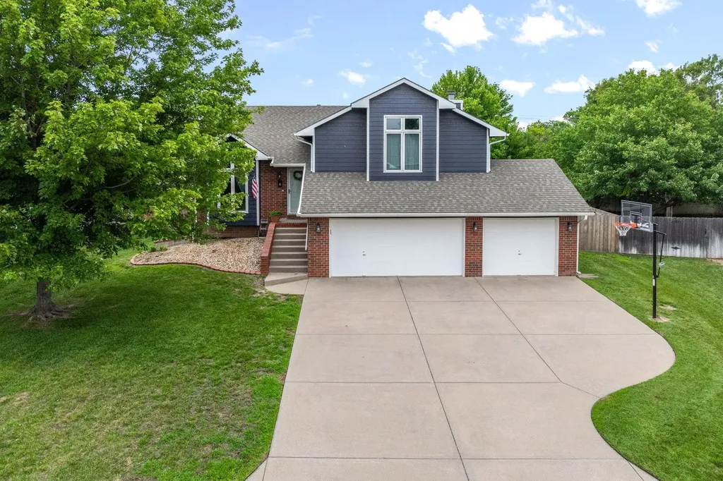 424 N Walnut Creek Drive Derby KS 67037