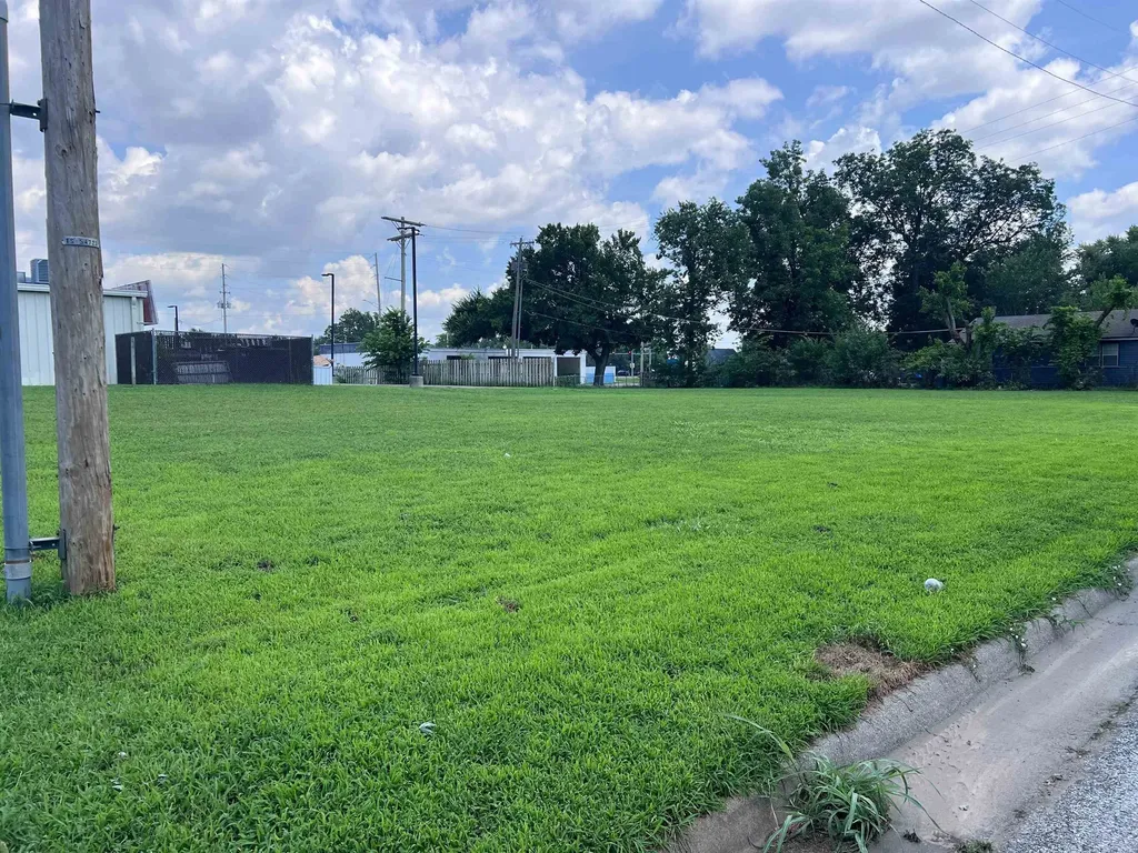 1422 N 1st Street Arkansas City KS 67005