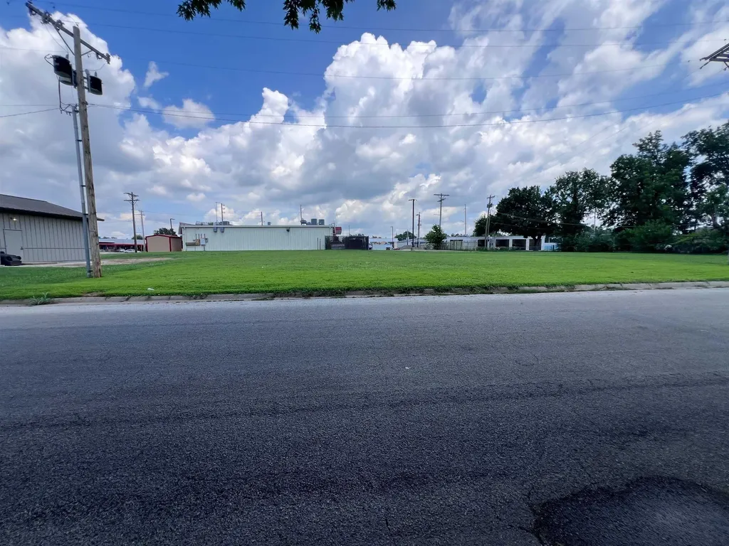 1422 N 1st Street Arkansas City KS 67005
