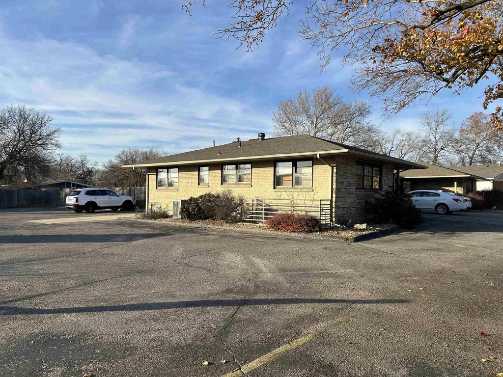 2203 N Sweetbriar Wichita KS 67204