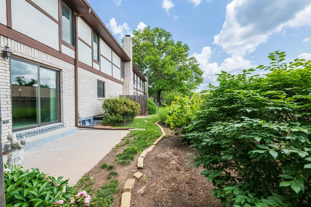 641 N Woodlawn Wichita KS 67208