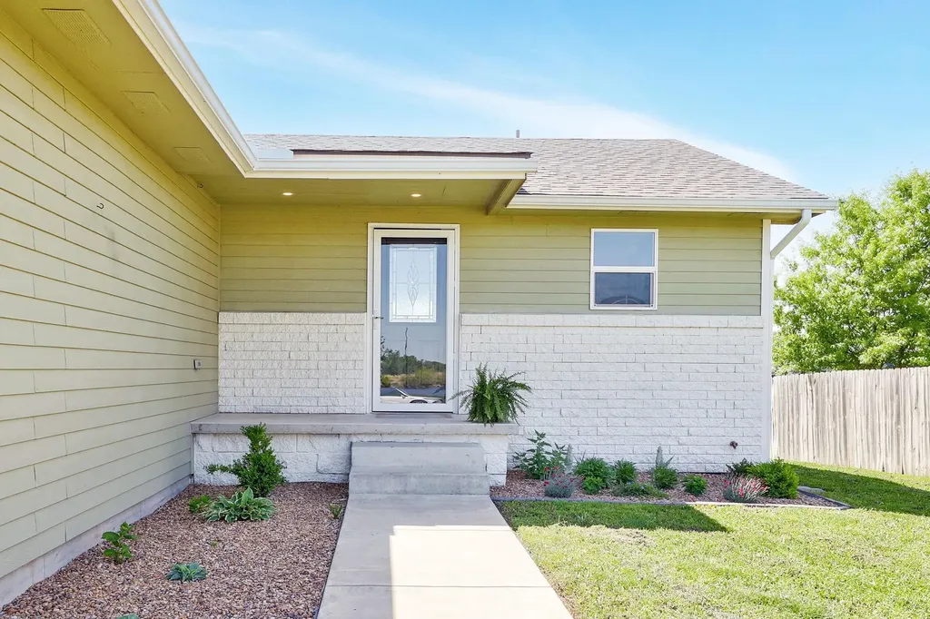 638 N Redbud Court Valley Center KS 67147