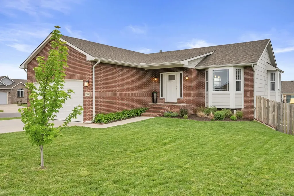 719 S Cherrywood Circle Andover KS 67002