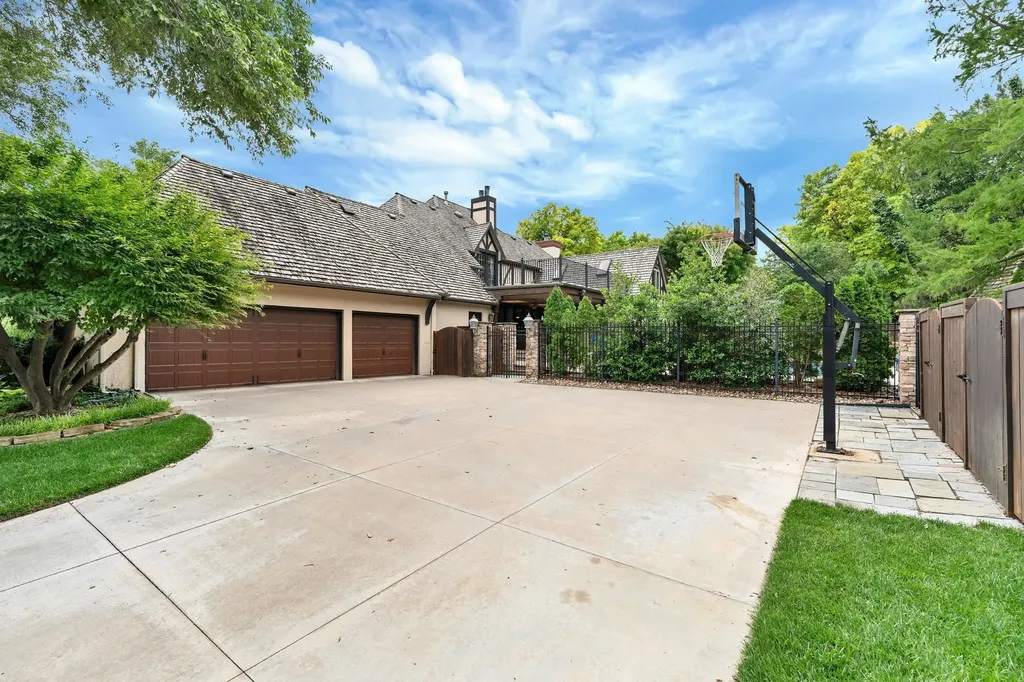 825 N Linden Court Wichita KS 67206