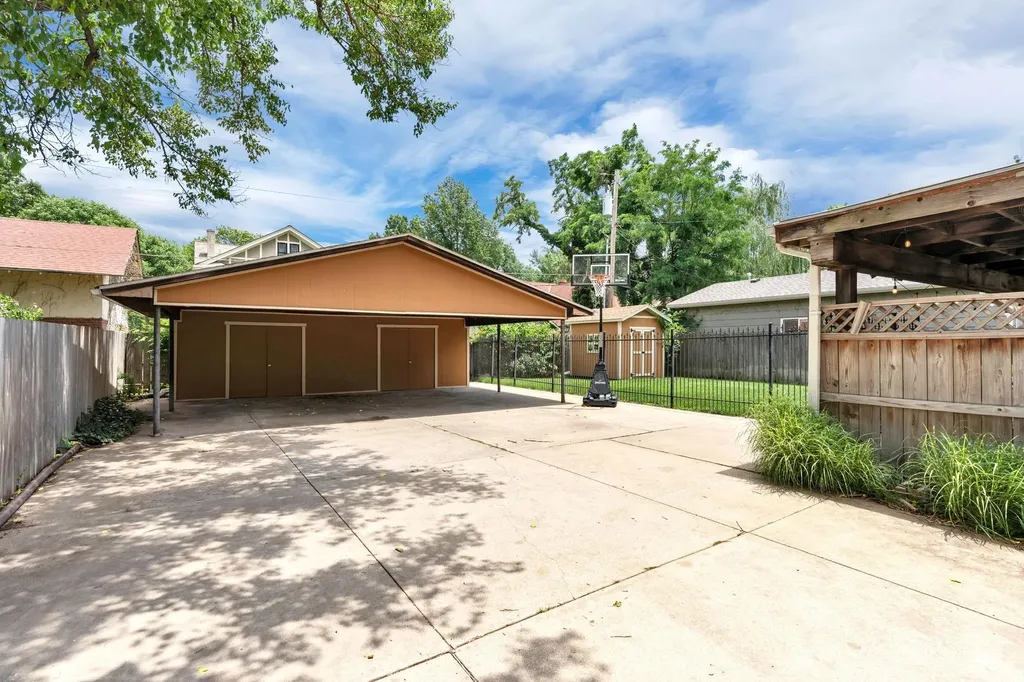 134 N Broadview Wichita KS 67208