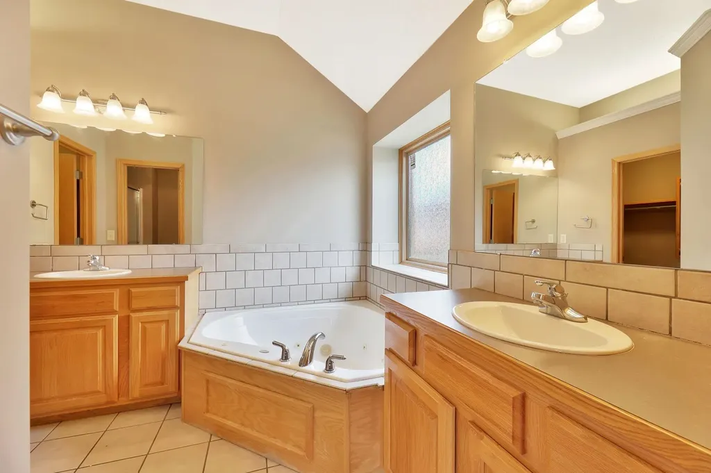 8705 W Shadow Lakes Street Wichita KS 67205