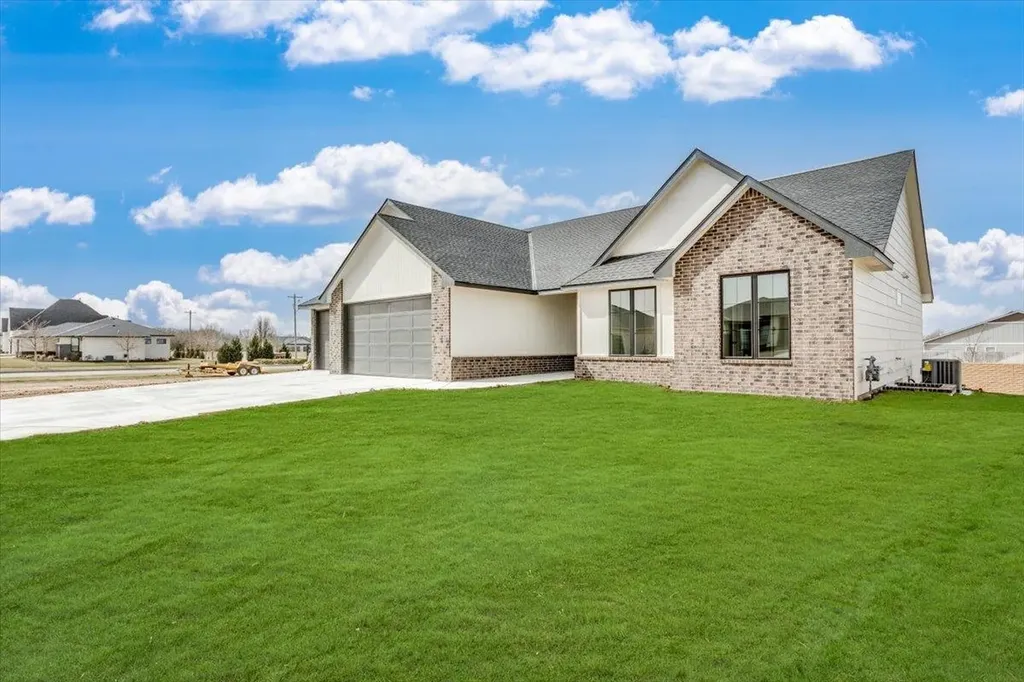 3229 Pine Grove Wichita KS 67205