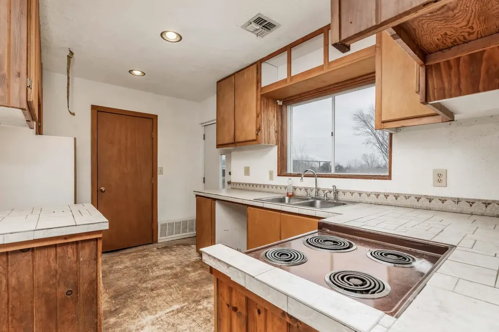13930 E 39th Street S Derby KS 67037