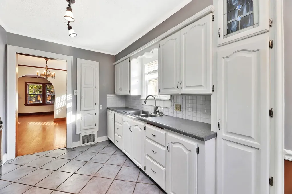 351 N Dellrose Wichita KS 67208
