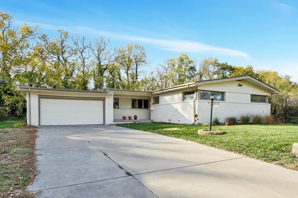 1917 N Edgemoor Wichita KS 67208