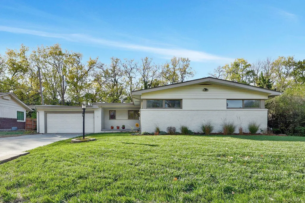 1917 N Edgemoor Wichita KS 67208