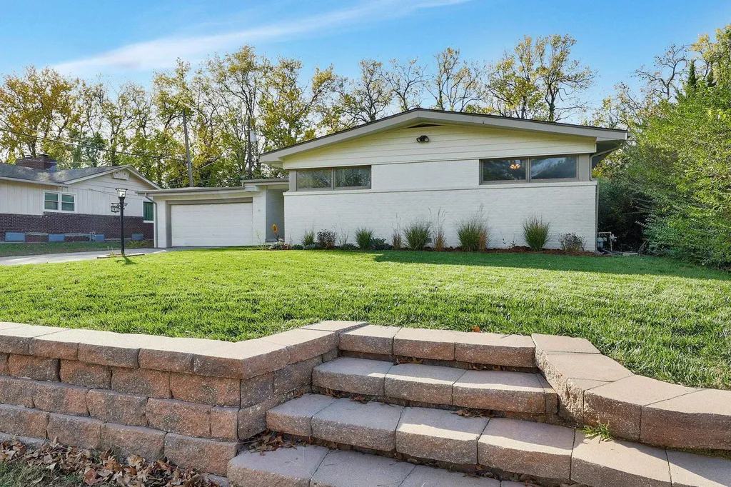 1917 N Edgemoor Wichita KS 67208