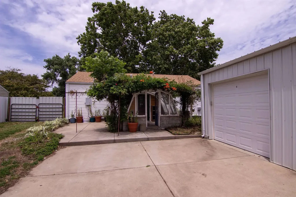 1515 E Alta Wichita KS 67216