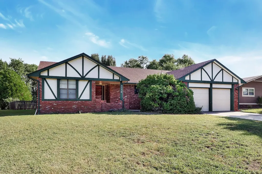 2558 N Welgate Circle Wichita KS 67226
