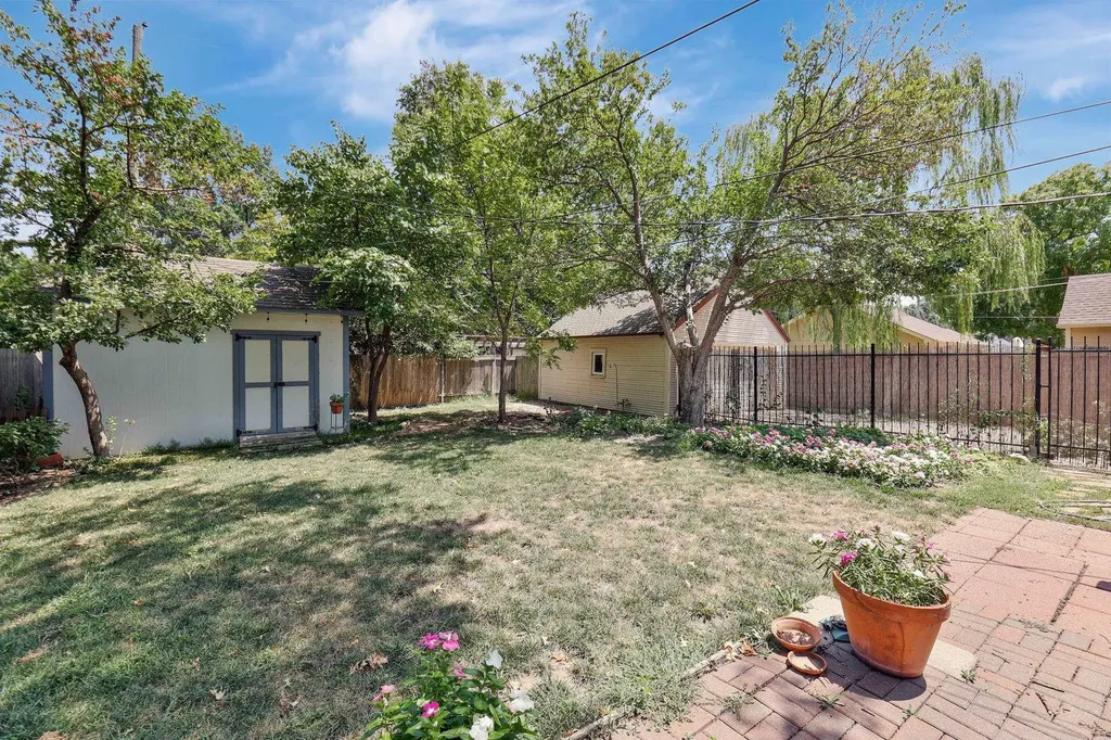 208 N Parkwood Lane Wichita KS 67208