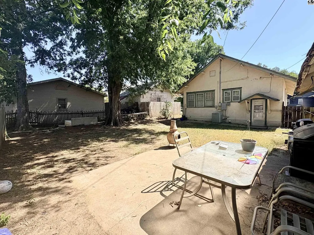 1715 N Maple Street Hutchinson KS 67502