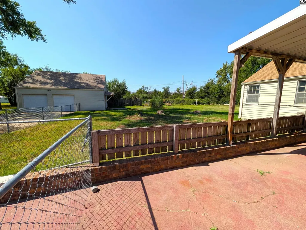 1817 E 30th Avenue Hutchinson KS 67502