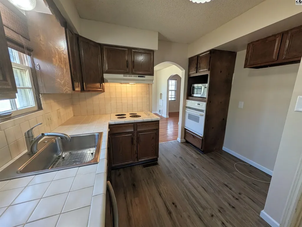 1817 E 30th Avenue Hutchinson KS 67502