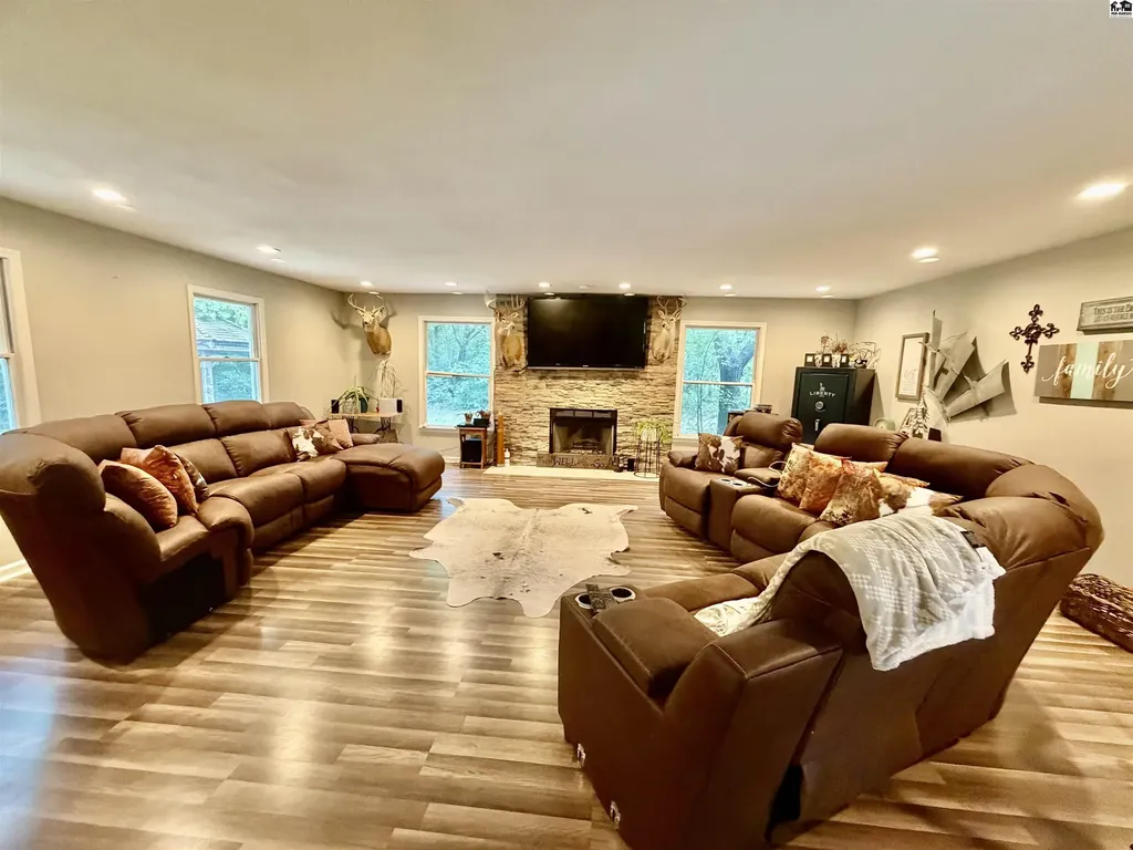 7017 N Valley Road Hutchinson KS 67502