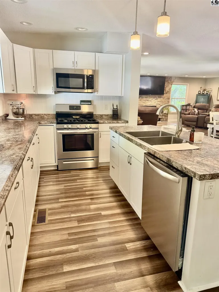 7017 N Valley Road Hutchinson KS 67502