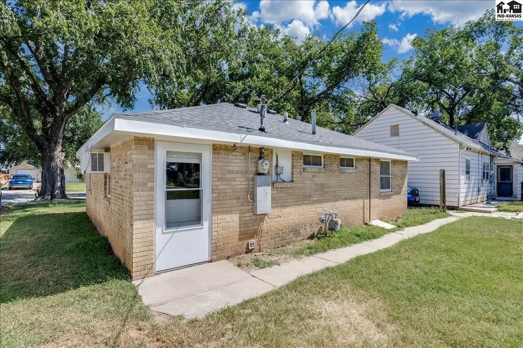 935 E 9th Avenue Hutchinson KS 67501