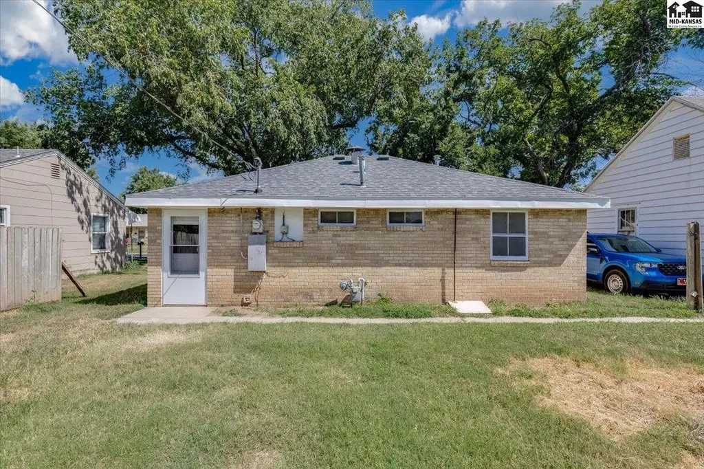935 E 9th Avenue Hutchinson KS 67501