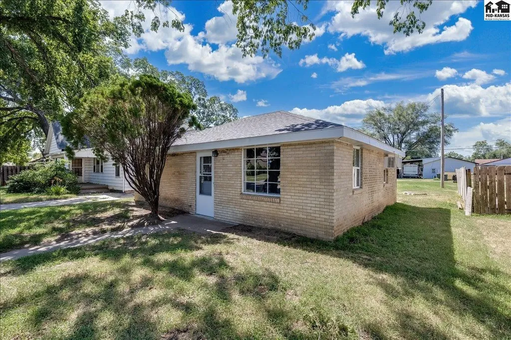 935 E 9th Avenue Hutchinson KS 67501
