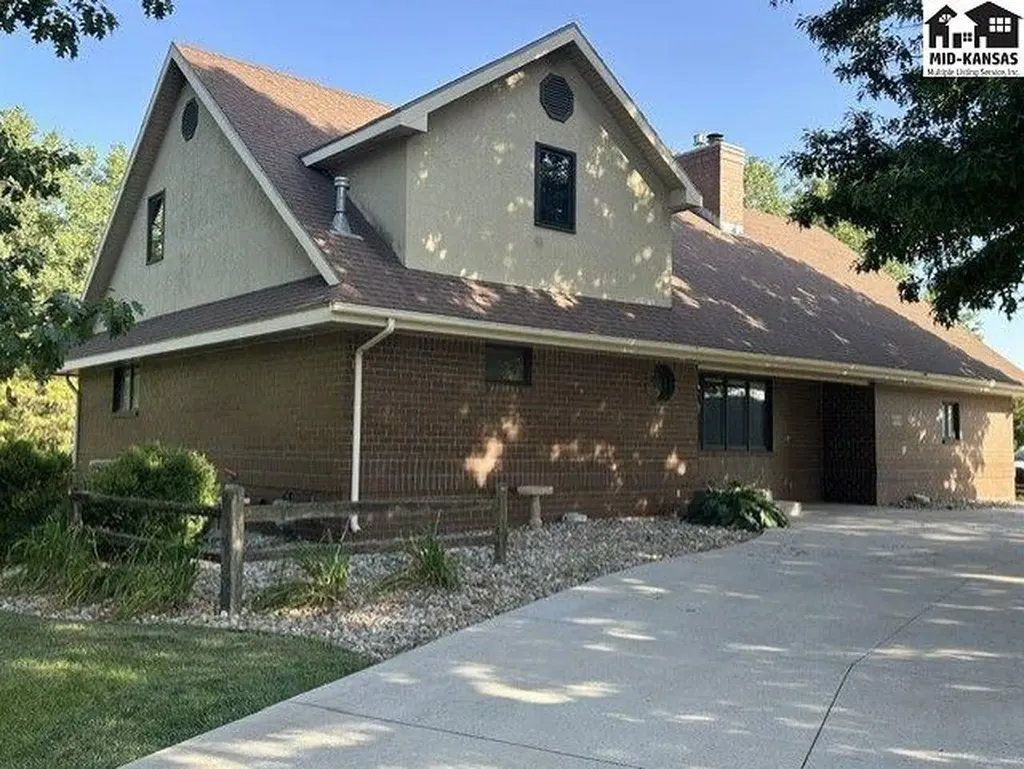 3208 N Sandy Hollow Drive Hutchinson KS 67502